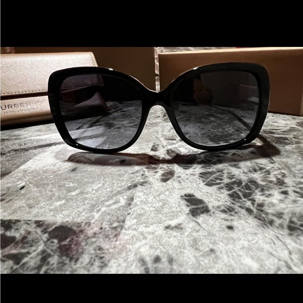 BURBERRY SUNGLASSES 🕶️